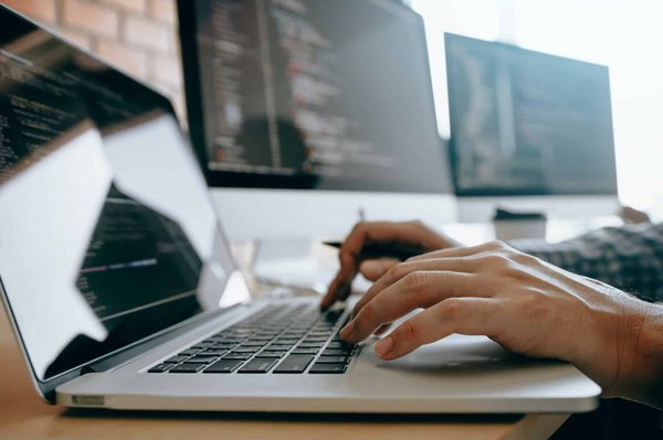 Démarquez-vous en ligne : l'impact d'une agence web pour les TPE/PME